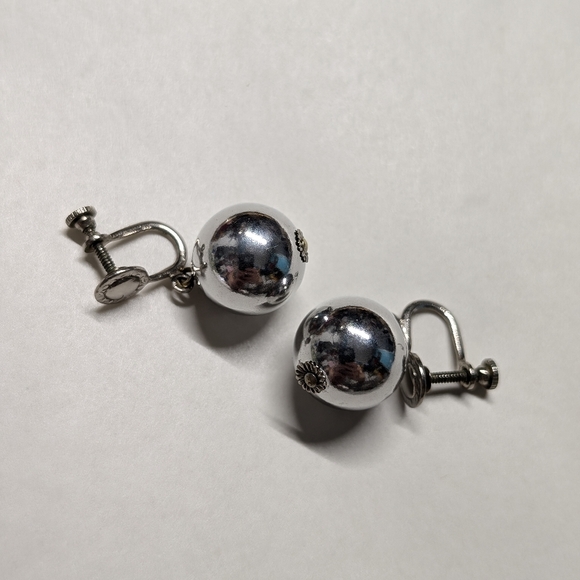 Vintage silver ball earrings screw on - Picture 2 of 7